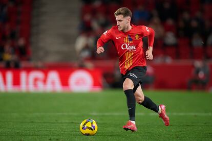 Robert Navarro conduce el balón durante un partido con el Mallorca en Son Moix.(Photo by Cristian Trujillo/Quality Sport Images/Getty Images)