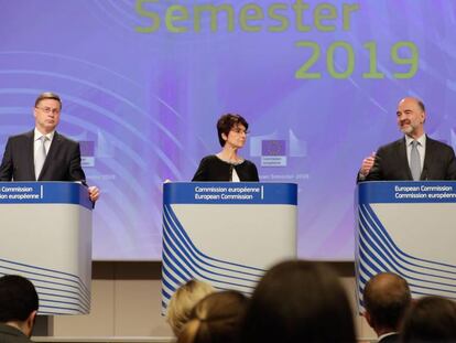 De derecha a izquierda: el comisario europeo de Asuntos Económicos, Pierre Moscovici; la comisaria europea de Empleo, Marianne Thyssen; y el vicepresidente de la Comisión para el Euro, Valdis Dombrovskis, el pasado miércoles en Bruselas.
