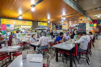 Comensales en las mesas compartidas por La abuelita y Tibe.