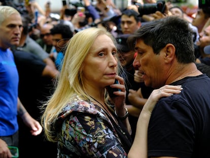 Karina Milei habla con un miembro de la seguridad, este domingo en Buenos Aires.