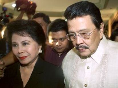 Joseph Estrada, acompañado de su esposa y su hijo, ayer en el Tribunal de Manila.