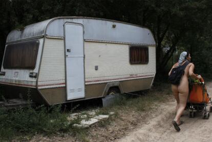 Sobre estas líneas, escena en la zona de caravanas de El Fonoll. También  es posible alojarse en las casas del poblado.