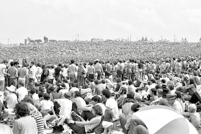 En 1969, ninguno de los grandes proveedores de comida para eventos quiso participar en el festival que inventó los festivales. Los pocos puestos que vendían perritos calientes, al ver subir la demanda, doblaron los precios. Aún así, se acabaron los perritos. Entonces, algunos se acercaron a saquear las granjas vecinas. Otros, desesperados por hacer colas eternas para conseguir una hamburguesa, quemaron el foodtruck que las vendía.