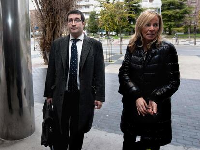 Unai Grajales, director gerente de Vias de Álava, cuando acudió en febrero pasado con su abogada al juzgado a declarar por esta causa.
