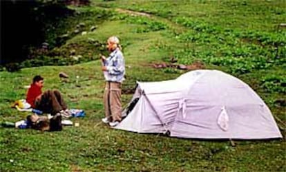 María Ángeles Gironés y su hijo, en un campamento en Himachal Pradesh, poco antes de ser asesinados.