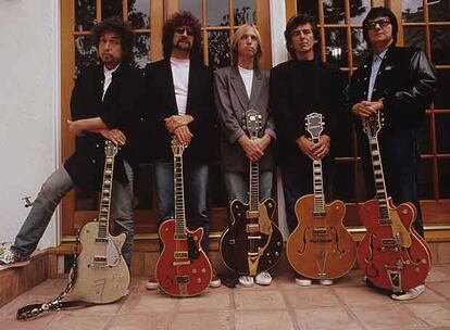 De izquierda a derecha, Bob Dylan, Jeff Lynne, Tom Petty, George Harrison y Roy Orbison.