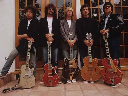 De izquierda a derecha, Bob Dylan, Jeff Lynne, Tom Petty, George Harrison y Roy Orbison.