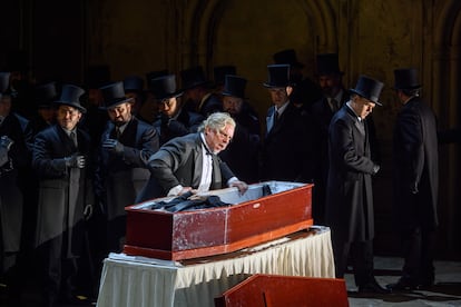 El barítono Matthias Goerne junto a varios integrantes del Coro del Gran Teatro del Liceo en el tercer acto de ‘Parsifal’, el jueves en Barcelona