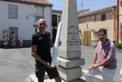 David Yáñez, cofundador de Vortex Bladeless, sostiene el modelo que ha probado en el pueblo, junto al exalcalde Fernando Martín.