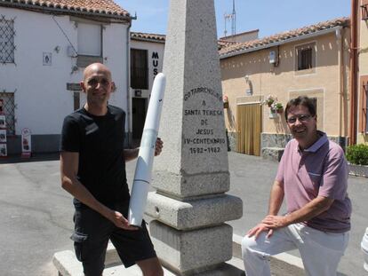 David Yáñez, cofundador de Vortex Bladeless, sostiene el modelo que ha probado en el pueblo, junto al exalcalde Fernando Martín.