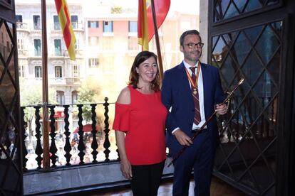 15/06/2019 La secretaria general del PSIB-PSOE, Francina Armengol, junto al alcalde de Palma, José Hila.