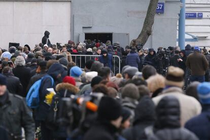 Una multitud de personas se reunió este martes por la mañana en las inmediaciones del Centro Sájarov de Moscú, lugar donde ha transcurrido el velatorio del fallecido opositor ruso Boris Nemtsov, asesinado el pasado viernes a escasos metros del Kremlin.