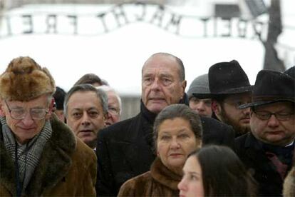 El presidente francés, Jacques Chirac, ha sido uno de los mandatarios europeos que han participado en los actos de conmemoración de la liberación de Austchwitz. En la foto, Chirac recorre el recinto donde fueron asesinadas cerca de un millón y medio de personas junto a un superviviente del horror, Simone Veil, y el ex ministro de Exteriores polaco, Wladyslaw Bartoszewski. Ocupado por las tropas nazis en 1940, Auschwitz comenzó siendo un campo de trabajo para prisioneros polacos, pero poco después se transformó en el mayor crematorio de judíos y otras minorías.