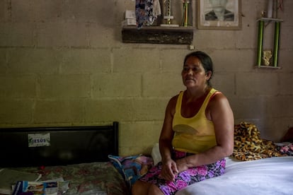 Sentada en la habitación de uno de ellos recuerda cómo el lodo arrastró con casi todo. Lo único que sigue intacta es su fe: "Si Dios me dio huracanes, él se va a encargar de devolverme el alimento". Esta familia de agricultores sufrió las incesantes lluvias, tres días antes de cosechar la milpa (maíz).