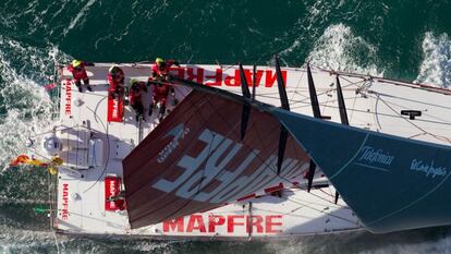 El VO70 Mapfre durante su celebrado recorrido.