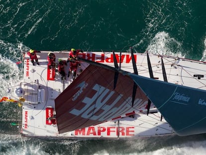 El VO70 Mapfre durante su celebrado recorrido.