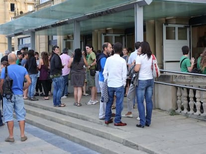 Varias personas esperan a las puertas del Victoria Eugenia para acceder al primer pase del documental sobre presos de ETA 'Ventanas al interior'.