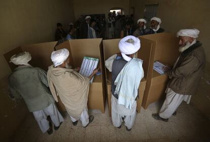 Los talibán emitieron en marzo un comunicado amenazando con llevar a cabo atentados contra las elecciones presidenciales. En la imagen, unos hombre se preparan para votar en Adraskan (Afganistán).
