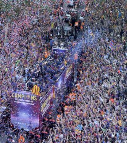 Los jugadores del Barcelona celebran la victoria en la final de la Champions con la afición en la ciudad condal.