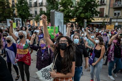 Concentración para reclamar el derecho al aborto libre y la educación sexual, este martes en la Plaza del Museo Reina Sofía, en Madrid.