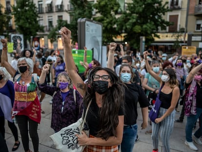 Concentración para reclamar el derecho al aborto libre y la educación sexual, este martes en la Plaza del Museo Reina Sofía, en Madrid.