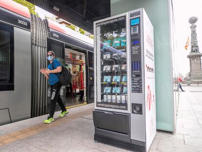 Máquina expendedora de mascarillas en una parada del tranvía de Zaragoza.