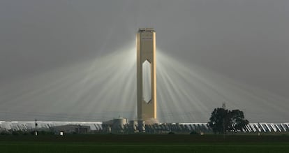 Una de las torres termosolares de Abengoa. 