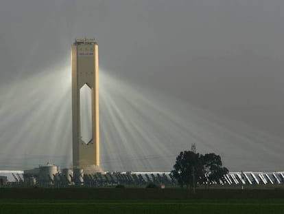 Una de las torres termosolares de Abengoa, en su planta de Sevilla.