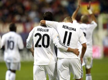 Higuaín y Benzema, durante un partido.