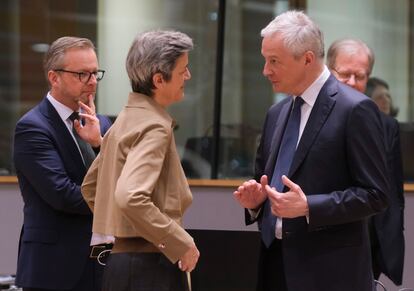 A la izquierda, el ministro sueco de Finanzas, Mikael Damberg, observa la conversación entre la comisaria europea de Competencia, Margrethe Vestager, y el titular de Finanzas francés, Bruno Le Maire, en la reunión del Ecofin.