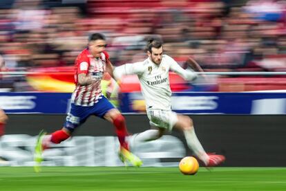 El delantero galés del Real Madrid Gareth Bale (a la derecha) y el defensa uruguayo del Atlético de Madrid José María Giménez.