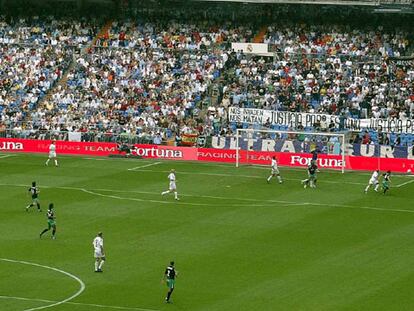 La pancarta exhibida en el fondo sur del Bernabéu durante el Madrid-Racing.