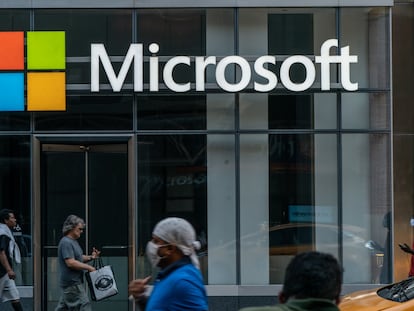 Varias personas pasan por delante de un centro tecnológico de Microsoft en Nueva York, en julio de 2020.