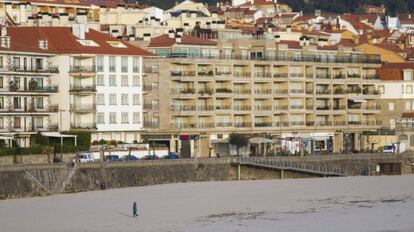 Grandes construcciones junto a la playa en Sanxenxo