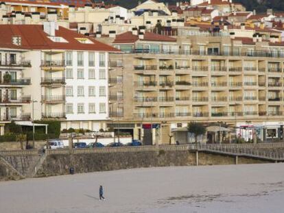 Grandes construcciones junto a la playa en Sanxenxo