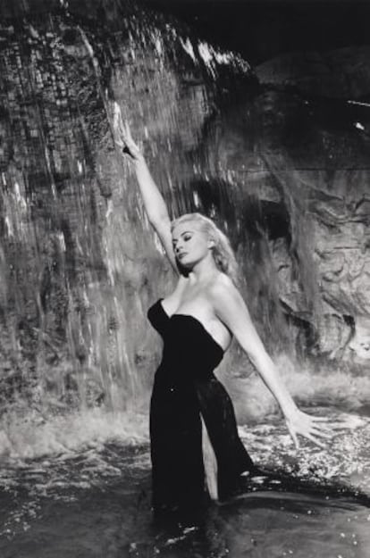 La actriz bañándose en la Fontana de Trevi, la imagen más famosa de 'La Dolce Vita'.