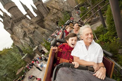 El actor Michael Douglas y su hijo, frente a su mujer, la actriz Catherine Zeta-Jones, y la hija de la pareja, en una montaña rusa de los estudios Universal de Orlando durante las vacaciones por Acción de Gracias de 2010