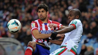 Diego Costa pugna com Nyom