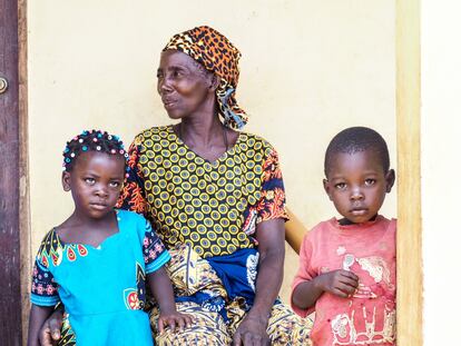 Teresa Ndala, una campesina de 45 años, es el ejemplo vivo de lo que cuesta ser mujer en zonas tan pobres del mundo. “Las labores de casa son cosa mía. Cuando los hombres vienen del campo, se sientan y ya”, cuenta.