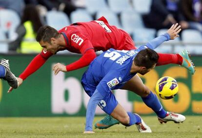 Sola es entrado en falta por Torres en un partido Osasuna-Getafe.
