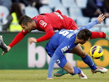 Sola es entrado en falta por Torres en un partido Osasuna-Getafe.