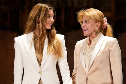 La baronesa Carmen Thyssen (d), acompañada de su hija Carmen (i), durante la rueda de prensa ofrecida este jueves en el Ayuntamiento de Barcelona.