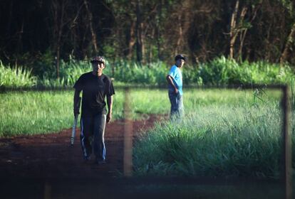 Índios de Apyka’i, no Mato Grosso do Sul, se aproximam da porteira da área que ocupam ao notarem a presença de um carro.