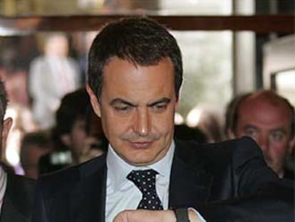 José Luis Rodríguez Zapatero entra en el Congreso para asistir al pleno de control al Gobierno.