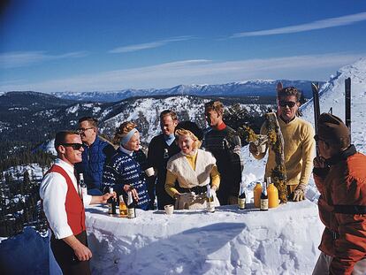 Un grupo de esquiadores en la estación de Squaw Valley, California, en 1961. Foto de Slim Aarons (Getty)