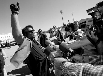 El cantante de soul James Brown llega al aeropuerto de Peinador en Vigo, 2000.