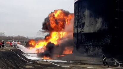 Fotograma de un vídeo que muestra el incendio en el depósito de combustible de Belgorod (Rusia), el 1 de abril.