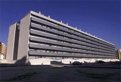 Fachada del nuevo edificio de viviendas construido en el Turó de la Peira.