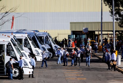 Trabajadores se van después de terminar su turno en la planta de GM en Silao en 2020