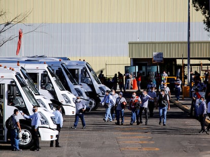 Trabajadores se van después de terminar su turno en la planta de GM en Silao en 2020